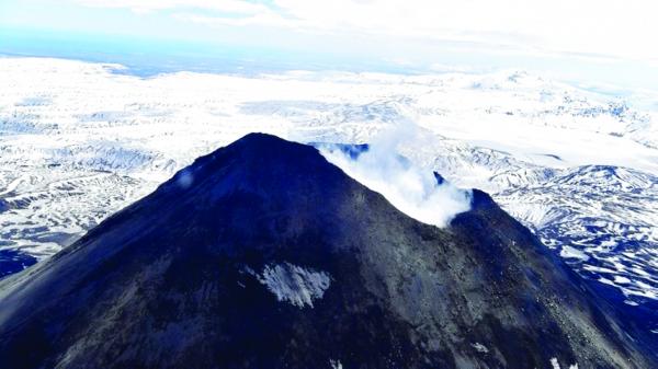 أعلى بركان في كامتشاتكا يطلق «القنابل»