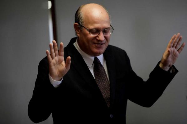 خبير اقتصادي برازيلي يتولى قيادة بنك التنمية الإقليمي