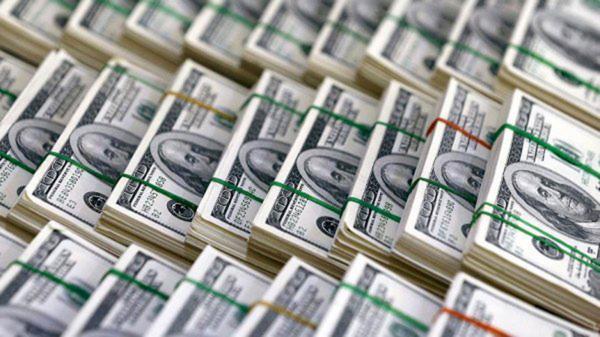 الدولار يتكبد خسائر مع وصول أسعار الفائدة الأمريكية إلى ذروتها