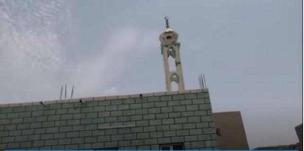 خروقات المليشيا في الحديدة لا تستثني دور العبادة.. أكبر مساجد التحيتا يتعرض لقصف حوثي