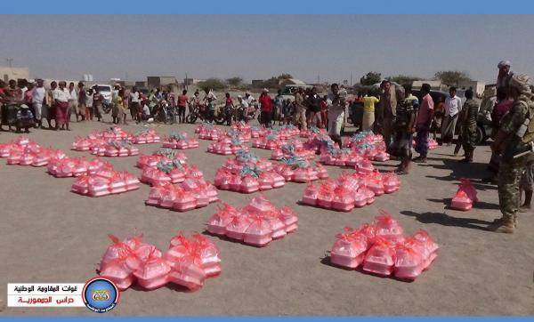 وحدة العمليات الإنسانية بالمقاومة الوطنية في الحديدة تدشن مشروع توزيع الأطعمة الجاهزة للنازحين