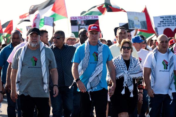 الرئيس الكوبي يقود الآلاف للمطالبة بإنهاء الحرب والتضامن مع الشعب الفلسطيني