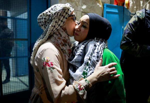 "مش قادرين نفرح".. ارتياح ممزوج بالحزن لدى أسر الفلسطينيين المفرج عنهم