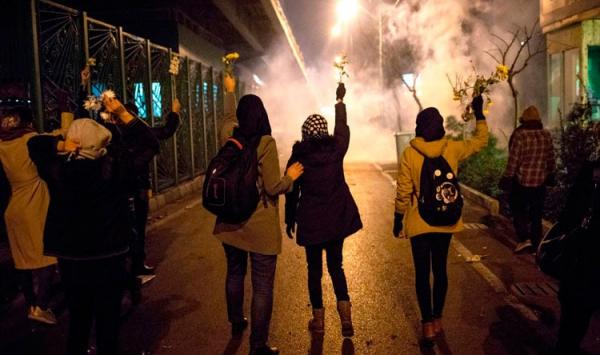 الاحتجاجات والاضرابات مستمرة.. وطهران تعتقل صحفيا جديدا