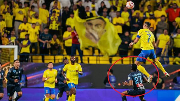 لاعب الأخدود يكشف سببين غريبين لامتناعه عن مزاحمة رونالدو أثناء ارتقائه التاريخي (فيديو)
