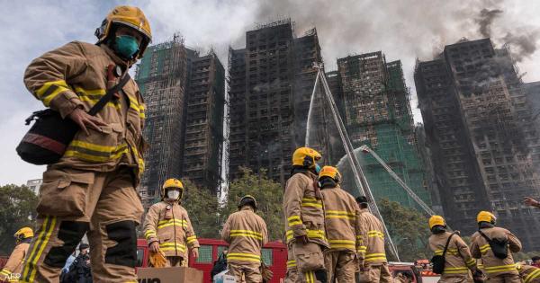 عشرات القتلى ومئات المفقودين في حريق هائل يجتاح مجمعاً سكنياً بهونغ كونغ وسط شبهات بإهمال جسيم