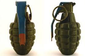 مجهولون يستهدفون منزل المرافق الشخصي لمحافظ تعز بقنبلتين يدويتين.