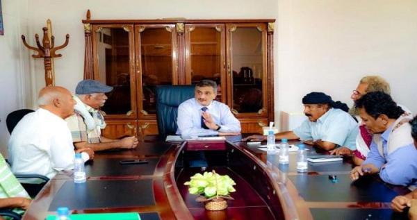 محافظ عدن يؤكد متابعته الجهات الحكومية “لتحقيق جميع المطالب المشروعة” للعسكريين