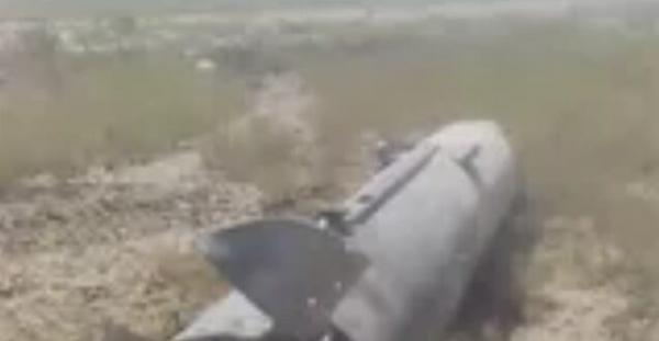 بعد لحظات من إطلاقه.. سقوط صاروخ بالستي حوثي وسط قرية شمال صنعاء