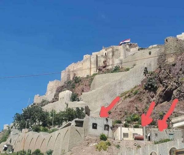 البسط على حوش قلعة القاهرة وسط صمت السلطة المحلية بتعز 