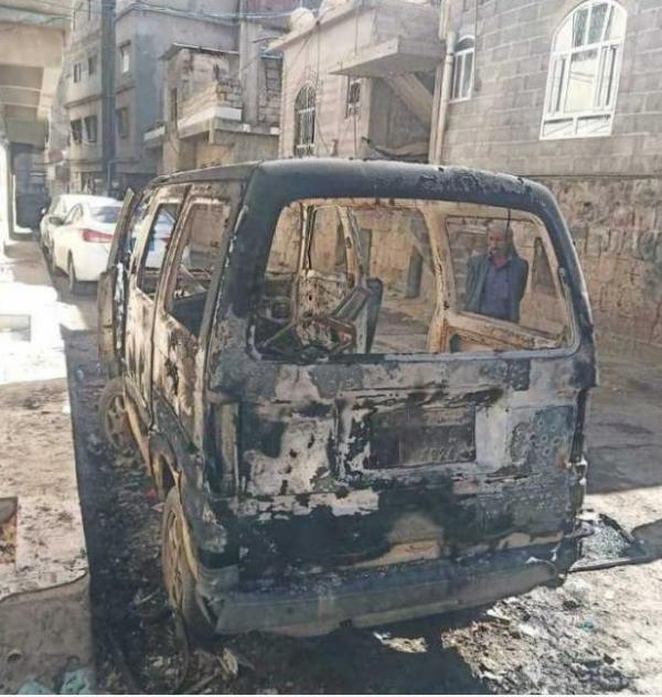 إحراق باص ناشط حقوقي أمام منزله في  إب