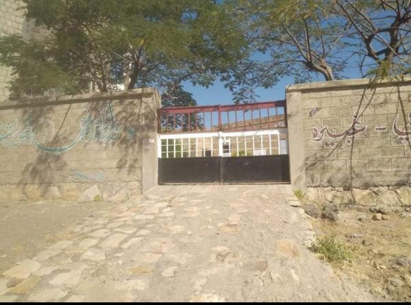 إغلاق معهد وتأجيره على منظمات لحساب نافذين في المواسط بتعز 