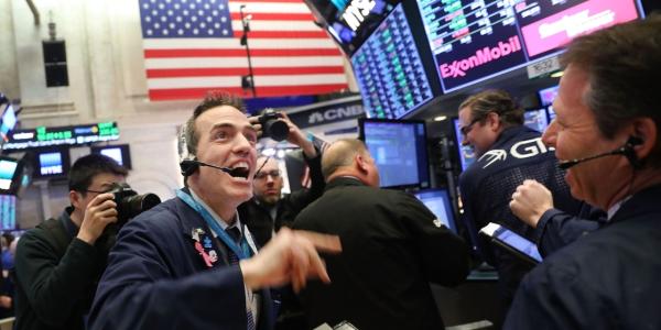 بلوغ أسعار الفائدة ذروتها يبث التفاؤل في الأسواق