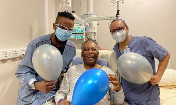 الأسطورة بيليه يطمئن مشجعيه على حالته الصحية