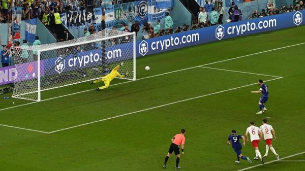 رغم إهدار ركلة الجزاء.. ميسي يكسب الرهان مع حارس مرمى بولندا بـ 100 يورو