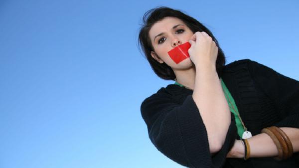 الأطباء يحذرون من اتجاه خطير على "تيك توك" يدعي إغلاق الفم بشريط لاصق لفقدان الوزن!