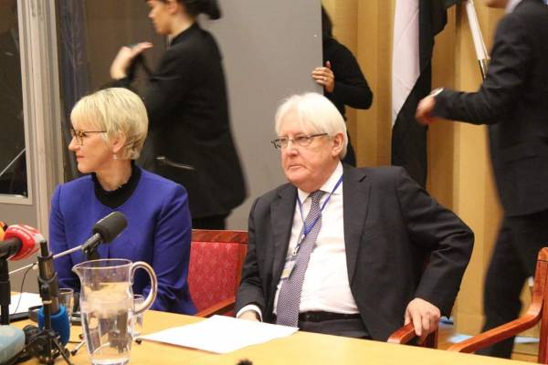 إعلان لـ"غريفيث" عن الجهة التي ستتسلم ميناء الحديدة يثير غضب الشرعية معلنة رفضها انتزاع سيادة الميناء وأي اشراف أممي عليه..! - تفاصيل