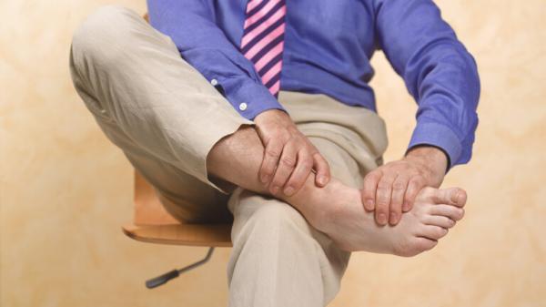 "شعور" في القدمين يمكن أن يشير إلى نقص فيتامين B12