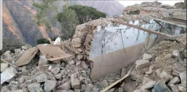 رصاص قناصها أصاب مواطن بثعبات..مليشيات الحوثي تفجر منزل مواطن في منطقة الشقب بتعز