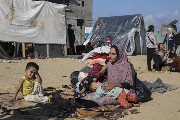 آلاف المدنيين يواصلون الفرار  .. فلسطينيون ينزحون مرة اخرى جنوب غزة