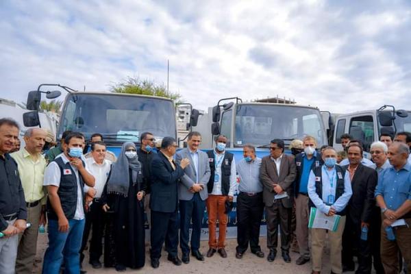 محافظ عدن يدشن عملية توزيع شاحنات نظافة مقدمة من الحكومة اليابانية