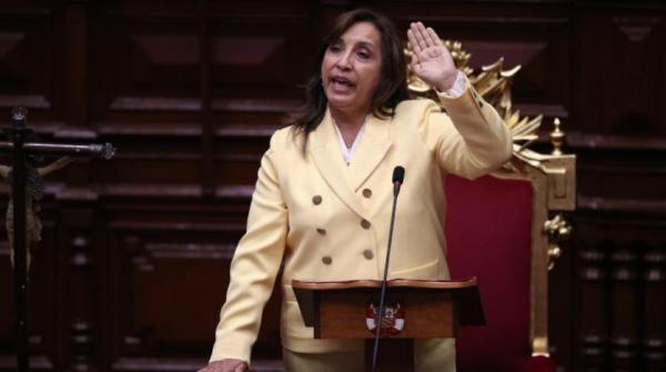 البرلمان البيروفي يعزل الرئيس والشرطة تحتجزه ونائبته تتولى السلطة