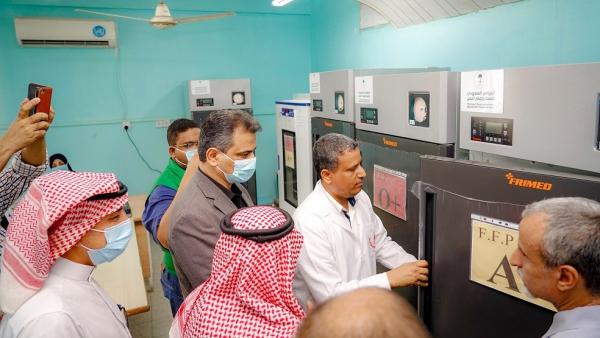محافظ عدن يفتتح مشروعي الكلى ونقل الدم