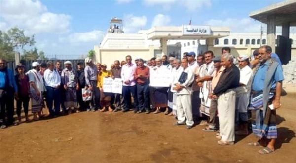 الحكومة تكافح الفساد بتوقيف رواتب الموظفين النازحين 