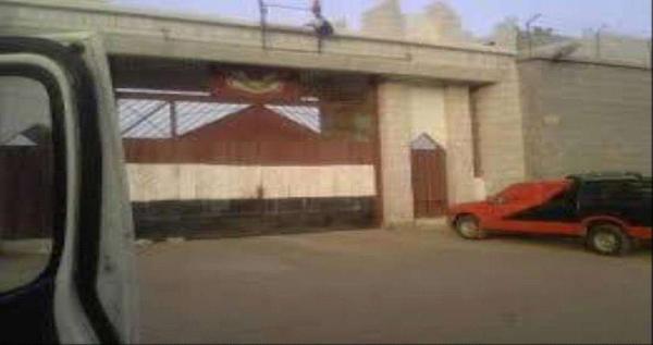 القبض على جندي حاول اغتيال مدير السجن المركزي بلحج