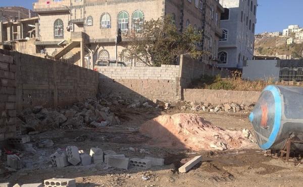 قيادي حوثي ينهب بقوة السلاح أرضية للأوقاف في إب