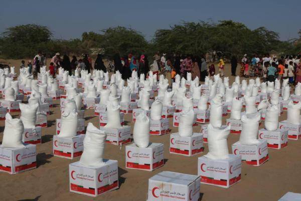 الهلال الاماراتي يسير قافلة مساعدات تحوي 60 طناً من المواد الغذائية لأهالي مديريتي الدريهمي وحيس بالحديدة