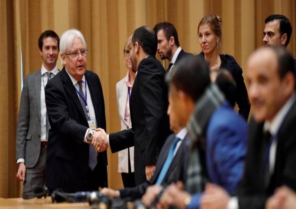 الحوثيون يقلبون الطاولة على الوفد الحكومي .. ويقدمون على تفجير أول اتفاق .. وجميح يكشف (تفاصيل) ما يحدث في السويد بعيدًا عن الإعلام..!