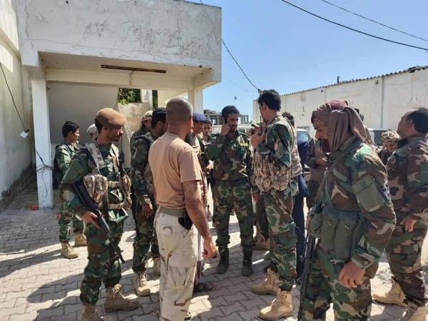 "حزام عدن" يتسلم معسكر خفر السواحل لممارسة مهامه بموجب اتفاق الرياض