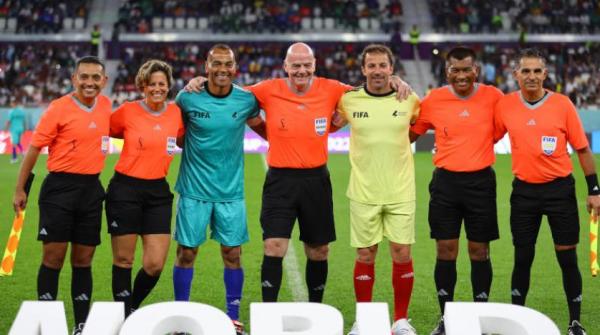 إنفانتينو يدير مباراة استعراضية بين عمال وأساطير كرة القدم