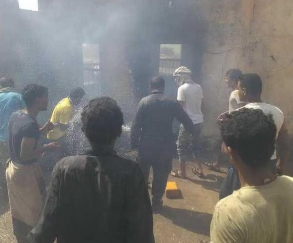 حريق يلتهم منزل معاق في المخا