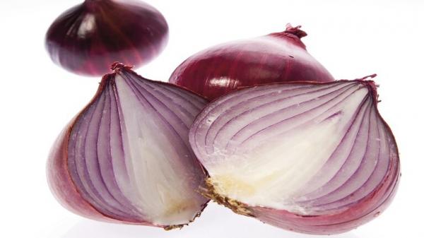 هل البصل الأحمر أكثر فائدة من نظائره الأخرى؟