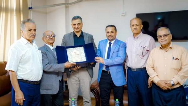 محافظ عدن يُكرم الفنان محمد محسن عطروش ويدعو الحكومة للاهتمام بالمبدعين ورعايتهم