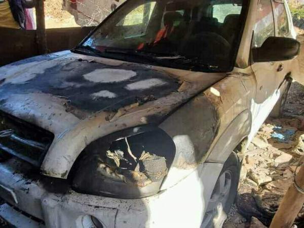 مسلحون يحرقون سيارة صحفي في إب