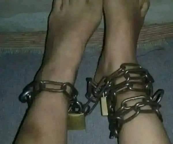 حوثي يعذب و يقيد شقيقته في مخادر اب