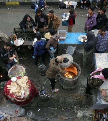 في ساحة التحرير.. مائدة "غير طائفية" تجمع العراقيين من أجل مستقبل أفضل 