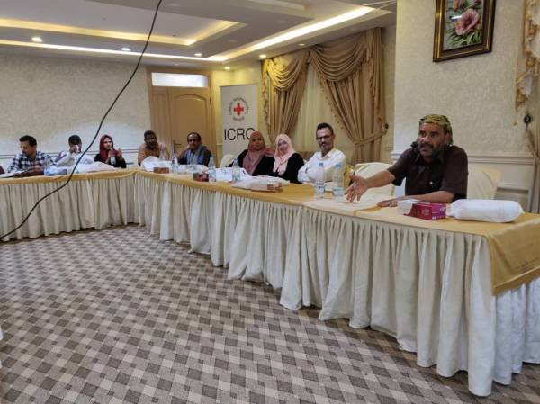 عدن.. الصليب الأحمر ينظم حلقة نقاش حول التعريف بالقانون الدولي الإنساني للصحفيين