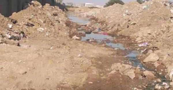 البسط العشوائي بعدن يهدد أحواض معالجة المجاري بالانفجار 