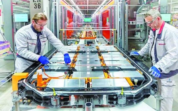 «فولكس فاجن» تفتتح أول مصنع لإنتاج خلايا البطاريات