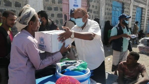 أمين محلي المخا يدشن توزيع المواد الإيوائية للمحتاجين والنازحين
