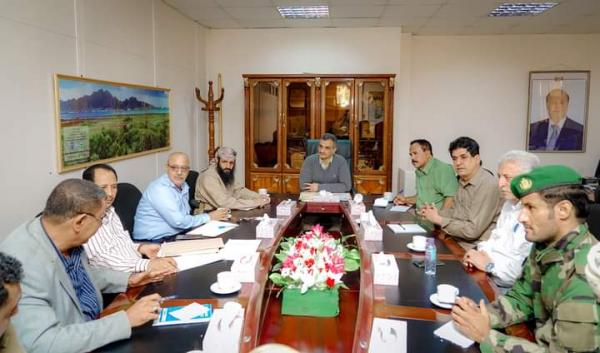 عدن.. اجتماعاً أمنياً برئاسة المحافظ ناقش ترتيبات استقبال الحكومة