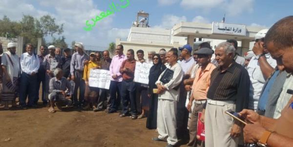 الاحد : وقفة احتجاجية حاشدة أمام قصر معاشيق للمطالبة بصرف مرتبات النازحين 