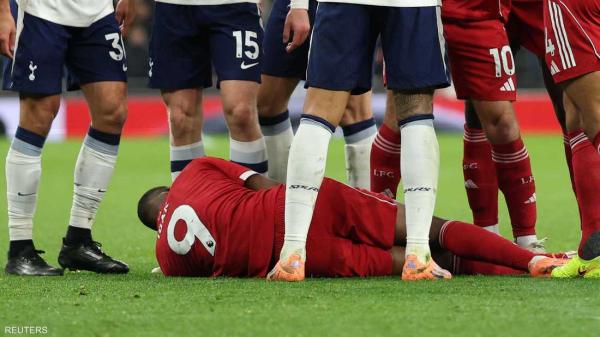 ليفربول ينتصر 2-1 على توتنهام في الدوري الإنجليزي وسط إصابة مقلقة لإيساك
