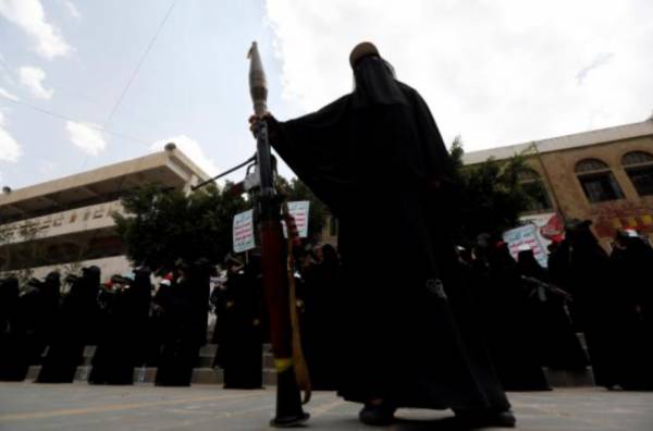 لتكوين جيش "الزينبيات".. الحوثيون ينفذون حملة تجنيد لطالبات المدارس بصنعاء