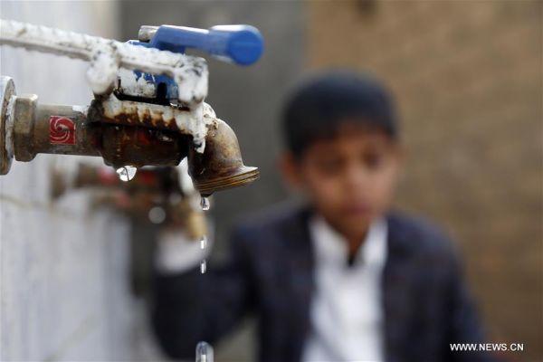 عصابة الحوثي تطالب السكان تسديد فواتير خدمة المياه المنقطعة بصنعاء