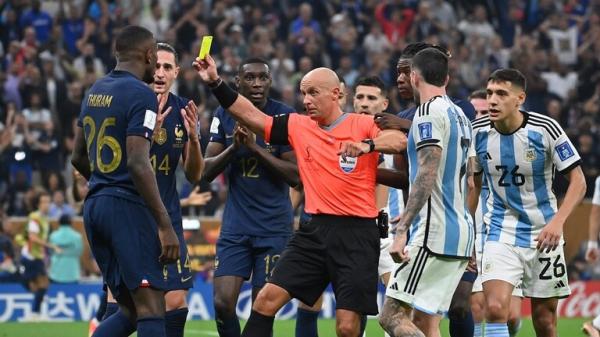 بعد هجوم فرنسا.. حكم نهائي مونديال قطر 2022 يخرج عن صمته ويرفع هاتفه في وجه المنتقدين!